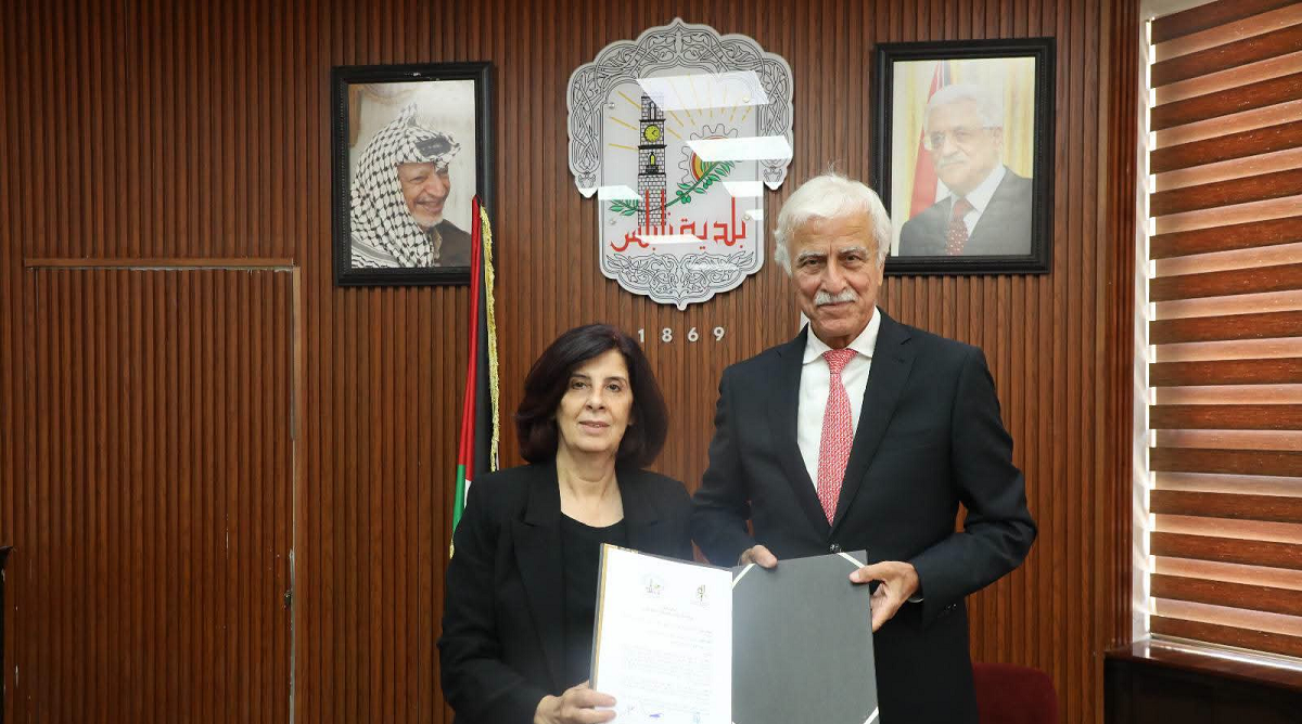 بلدية نابلس والمكتبة الوطنية توقعان مذكرة تفاهم لحفظ الذاكرة وتوثيق تاريخ المدينة